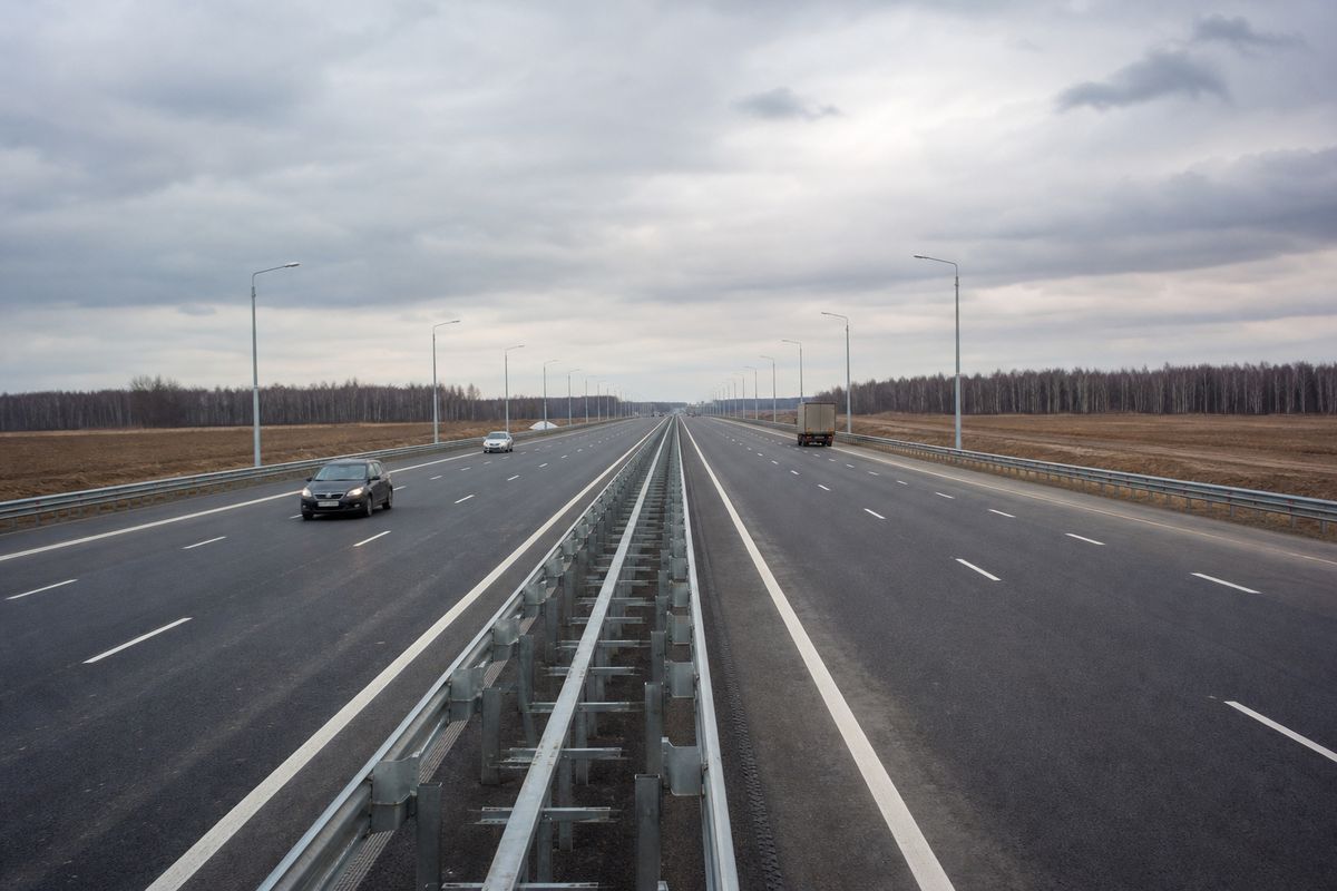 Новая многополосная автомагистраль — иллюстрация
